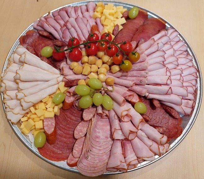 Tray with a mix of meats and cheeses